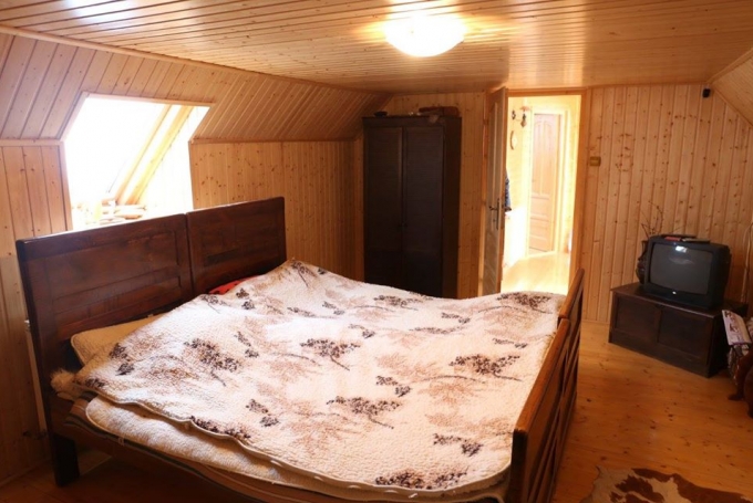 Room with 10 beds