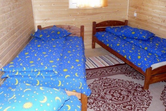Room with 5 beds